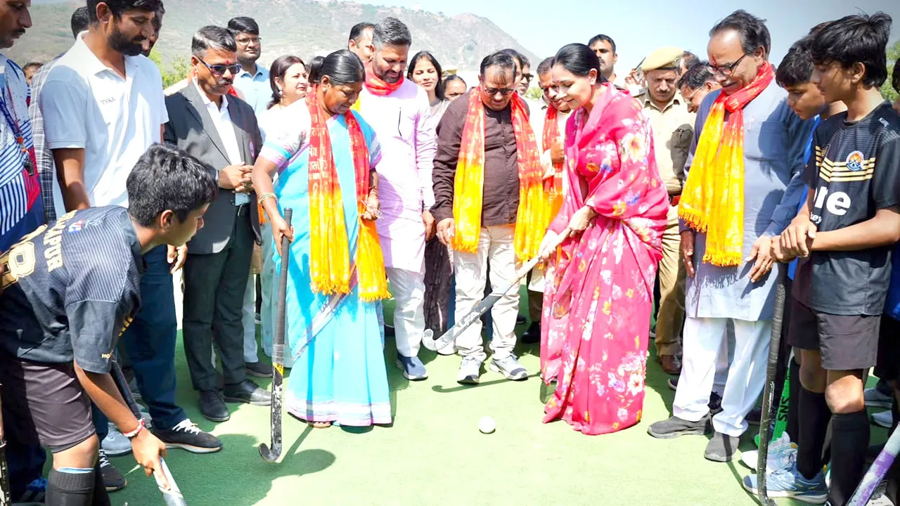 Indian Hockey Tournament: अजमेर में 37वीं अखिल भारतीय हॉकी प्रतियोगिता में पहुंचीं उपमुख्यमंत्री दिया कुमारी, खिलाड़ियों का बढ़ाया हौसला 